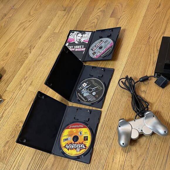 Sony PlayStation 2 SCPH 30001 R Silver Controller Memory Card 3 Games TESTED - Picture 12 of 13